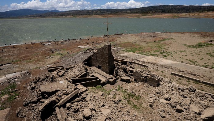 Panas Ekstrem Bikin Kota Tenggelam di Filipina Muncul Kembali A drone view shows a a centuries-old sunken town that reemerged amid extreme heat in Pantabangan, Nueva Ecija, Philippines, May 2, 2024. REUTERS/Adrian Portugal