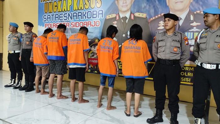 Para pemakai dan pengedar sabu dihadirkan dalam jumpa pers di Polres Sidoarjo