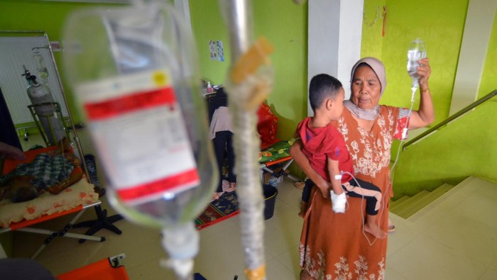 Pasien diare digendong keluarganya di luar karena keterbatasan ruangan di Puskesmas Surantih, Kecamatan Sutera, Pesisir Selatan, Sumatera Barat, Rabu (8/5/2024). Puskesmas Surantih mencatat, hingga Rabu pagi kasus Kejadian Luar Biasa (KLB) diare di kecamatan itu  bertambah menjadi 255 kasus dan mulai menyerang lansia, namun jumlah pasien sembuh sudah mencapai 159 orang. ANTARA FOTO/Iggoy el Fitra/foc.