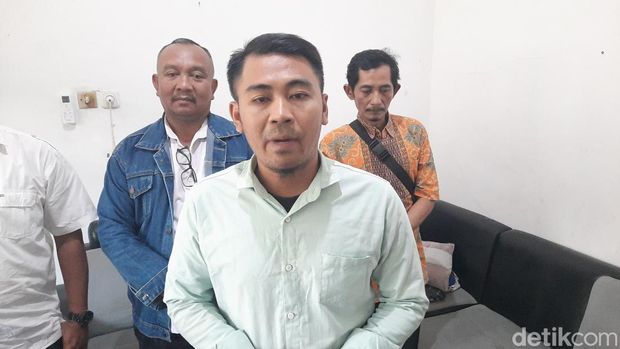 Jaringan Peduli Demokrasi Pati saat konferensi pers terkait dengan tidak profesional dan netralitas Bawaslu Pati pada rekrutmen panwaslu kecamatan di Pati, Rabu (8/5/2024).