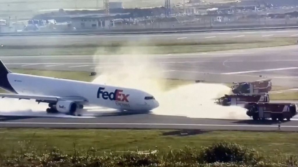 Pemandangan umum pesawat kargo FedEx Airlines Boeing 767 BA.N, yang mendarat di Bandara Istanbul pada hari Rabu tanpa menggunakan roda pendaratan depannya tetapi berhasil tetap berada di landasan dan menghindari korban jiwa, di landasan pacu di Istanbul, Turki, 8 Mei. 2024. (Tangkapan Layar Video Reuters/TURKISH TRANSPORT MINISTRY)