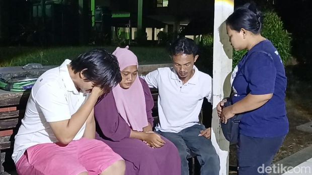 Keluarga M, wanita yang ditemukan tewas di kamar kos saat melihat jenazah korban di Instalasi Pemulasaraan Jenazah RSUD Kalisari Batang, Selasa (7/5/2024).