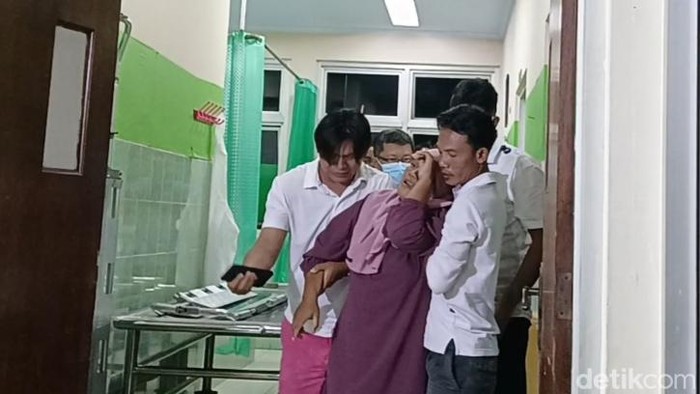 Keluarga M, wanita yang ditemukan tewas di kamar kos saat melihat jenazah korban di Instalasi Pemulasaraan Jenazah RSUD Kalisari Batang, Selasa (7/5/2024).