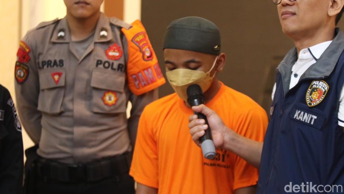 Remaja asal Pakem, Sleman, dihadirkan dalam jumpa pers usai setubuhi kenalannya saat tidur di Kaliurang, Rabu (8/5/2024).