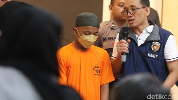 Remaja asal Pakem, Sleman, dihadirkan dalam jumpa pers usai setubuhi kenalannya saat tidur di Kaliurang, Rabu (8/5/2024).