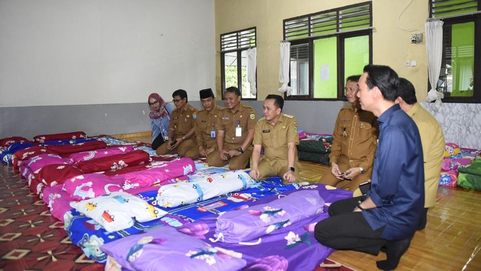 Pemprov Sumsel serahkan bantuan untuk SMAN 3 OKI yang terbakar