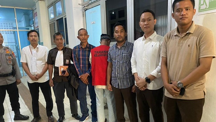 Pemuda inisial AEA (rompi merah) yang membunuh Briptu Singgih Abdi Hidayat divonis hukuman 9 tahun 6 bulan penjara