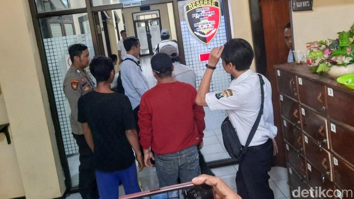 Pemuda pamer kelamin di Situbondo dikeler ke kantor polisi.