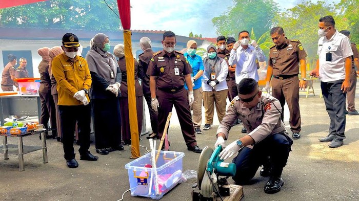Pemusnahan barang bukti senjata api di Kejari Banda Aceh