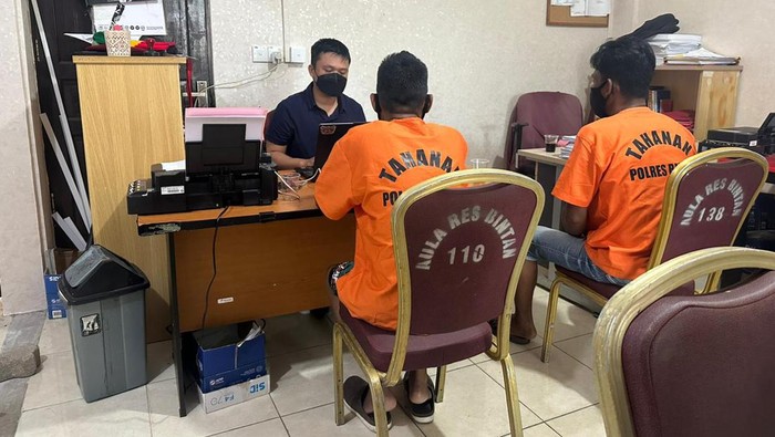 Penahanan tersangka 2 pemalsuan surat tanah yang libatkan Pj Wali Kota Tanjungpinang (Dok Polres Bintan)