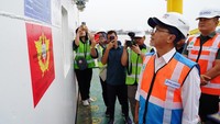 Zulhas juga menegaskan bahwa pihaknya akan terus melakukan pengawasan sebagai upaya penegakan aturan dan menertibkan iklim perdagangan Indonesia.  