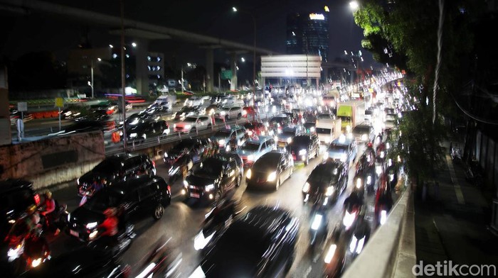 Penampakan Macetnya Jakarta Jelang Long Weekend Kendaraan melintas di kawasan Jalan Gatot Subroto, Jakarta, Rabu (8/5/2024). Jelang libur panjang, sejumlah ruas jalan tampak macet.