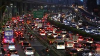 Kemacetan disebabkan peningkatan volume kendaraan dari arah Jakarta menuju Cikampek.