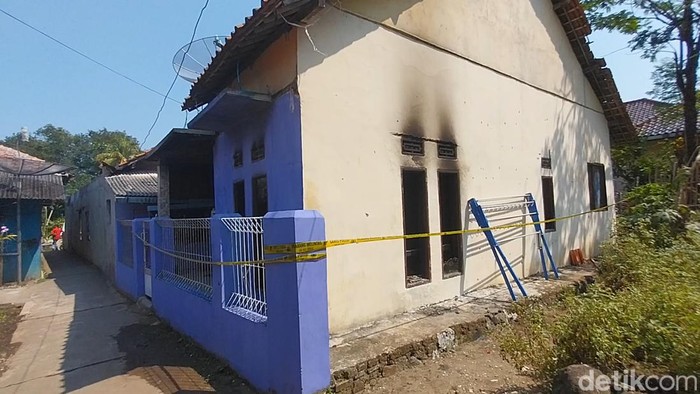 Penampakan rumah dan mobil Yeni usai dibakar Ikin