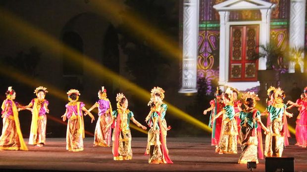 Penampilan Tari Pajaga Makkunrai di Istana Negara