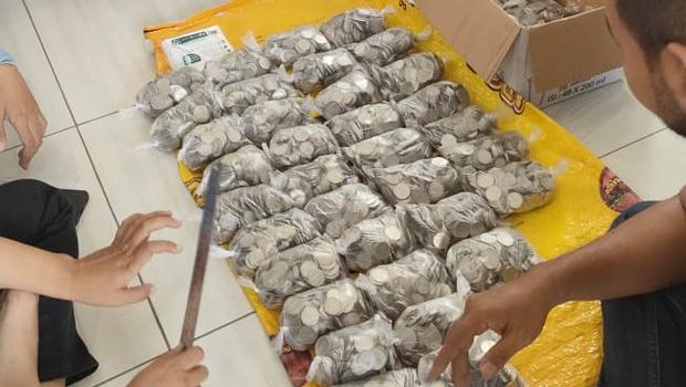 Penjual martabak di Banyuwangi membeli rumah dari hasil menabung koin