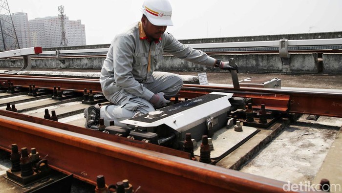 Sejumlah petugas prasarana LRT Jakarta melakukan pemeriksaan rel kereta dan panel suplai listrik di Depo LRT Jakarta, Pengangsaan Dua, Kelapa Gading, Jakarta Utara, Rabu (8/5/2024).