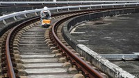 Pemeriksaan rel kereta LRT Jakarta dilakukan tiap 2 minggu sekali.  