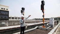 Petugas juga mengecek lampu lalu lintas di jalur LRT Jakarta.  