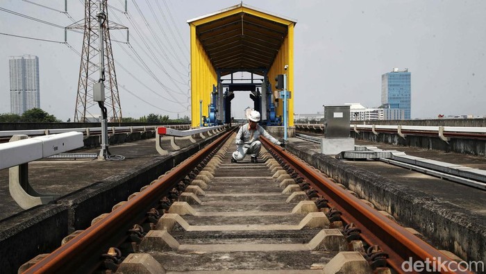 Perawatan Prasarana LRT Jakarta Sejumlah petugas prasarana LRT Jakarta melakukan pemeriksaan rel kereta dan panel suplai listrik di Depo LRT Jakarta, Pengangsaan Dua, Kelapa Gading, Jakarta Utara, Rabu (8/5/2024).
