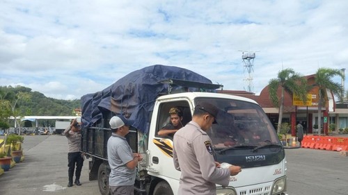 Personel Polsek Kawasan Pelabuhan Lembar memperketat pengamanan jelang WWF ke-10 di Bali. (Dok. Humas Polri)