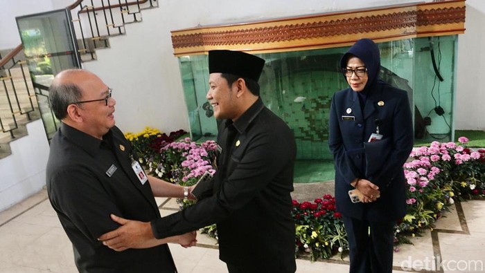 Pj Sekdaprov Jatim memberikan surat penugasan Plt Bupati Sidoarjo ke Subandi usai Gus Muhdlor ditahan KPK