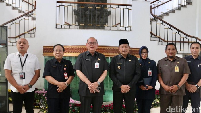 Pj Sekdaprov Jatim memberikan surat penugasan Plt Bupati Sidoarjo ke Subandi usai Gus Muhdlor ditahan KPK