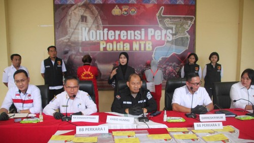 Dirreskrimum Polda NTB, Kombes Syarif Hidayat bersama Kabidhumas Polda NTB Kombes Rio Indra Lesmana saat konferensi pers, Rabu siang (8/5/2024). Foto: Humas Polda NTB.