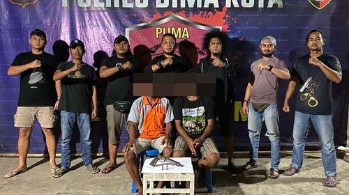 Polisi menangkap dua pria pemilik senjata api rakitan ilegal di Bima, NTB.