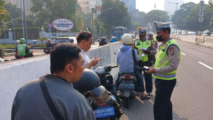 Tindakan Tegas: Pelanggar Lalu Lintas di JLNT Casablanca Menghadapi Sanksi Tilang