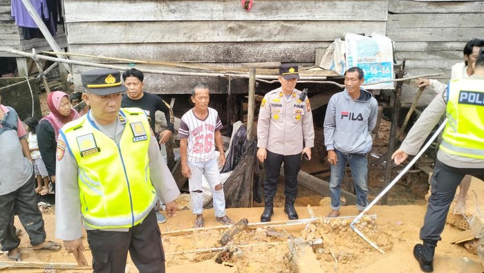 Polisi olah TKP pagar beton roboh timpa 10 orang di Muba.