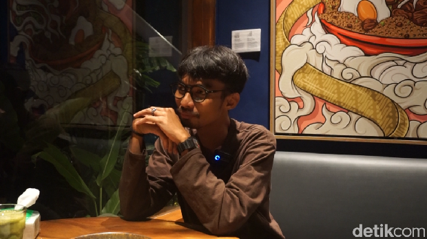 Potret Ardan Achsya, seorang content creator saat berada di Jabarano Coffee