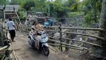 Potret Jembatan Darurat dari Bambu di Lumajang Usai Diterjang Banjir Lahar
