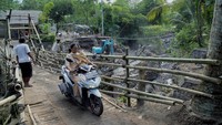 Masyarakat setempat secara swadaya membuat jembatan darurat untuk bisa melintas sembari menunggu proses perbaikan jembatan Kali Durek yang putus akibat diterjang banjir lahar hujan Semeru.