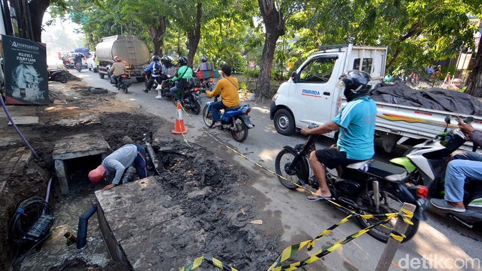 Potret Kemacetan di Jalan Nginden-Semolo, Surabaya Dampak Pembangunan Gorong-Gorong Potret Kemacetan di Jalan Nginden-Semolo, Surabaya Dampak Pembangunan Gorong-Gorong