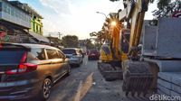 Potret Kemacetan Di Jalan Nginden-Semolo, Imbas Proyek Gorong-Gorong