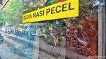 Potret Kemacetan di Jalan Nginden-Semolo, Imbas Proyek Gorong-Gorong