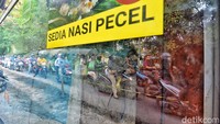 Sejumlah pengendara motor sedang menunggu arus lalu lintas lancar.