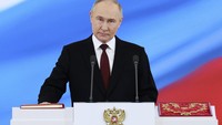 Masa jabatan kelima Putin dimulai sekitar dua tahun setelah dia memerintahkan pengerahan militer Rusia ke Ukraina, yang menuai kecaman dunia. (AP Photo/Alexander Kazakov)