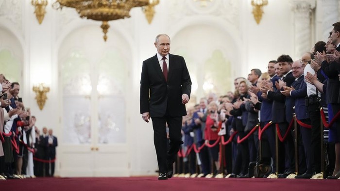 Potret Putin Dilantik Jadi Presiden Rusia untuk Kelima Kalinya Vladimir Putin walks to take his oath as Russian president during an inauguration ceremony in the Grand Kremlin Palace in Moscow, Russia, Tuesday, May 7, 2024. (AP Photo/Alexander Zemlianichenko, Pool)