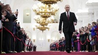 Seperti dilansir AFP dan Reuters, Selasa (7/5/2024), Putin yang kini berusia 71 tahun ini telah memerintah Rusia sejak pergantian abad. Dia berkuasa baik sebagai Presiden atau Perdana Menteri (PM) Rusia sejak tahun 1999 silam. (AP Photo/Alexander Zemlianichenko)