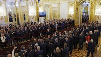 Putin mendapatkan mandat baru untuk menjabat Presiden Rusia selama enam tahun ke depan, setelah menang telak dalam pemilihan presiden (pilpres) yang digelar pada Maret lalu tanpa adanya oposisi. (AP Photo/Maxim Shemetov)