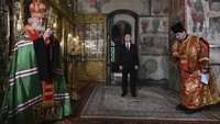 Seremoni pengambilan sumpah dan pelantikan Putin di Kremlin pada Selasa (7/5) ini diboikot oleh Amerika Serikat (AS) dan sejumlah negara Barat. (AP Photo/Alexey Maishev)