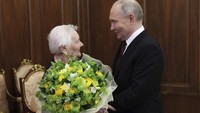 Ukraina, yang sedang berperang dengan Rusia, menyebut seremoni pelantikan itu bertujuan menciptakan ilusi legalitas bagi seseorang yang berkuasa hampir seumur hidup, yang telah mengubah Federasi Rusia menjadi negara agresor dan rezim yang berkuasa menjadi diktator. (AP Photo/Gavriil Grigorov)