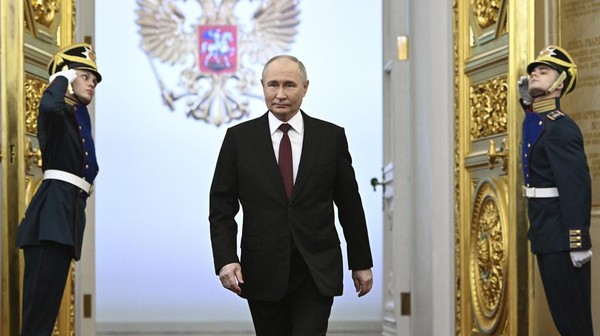 Potret Vladimir Putin Dilantik Jadi Presiden Rusia untuk Kelima Kalinya