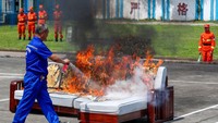 Seorang anggota mendemonstrasikan cara memadamkan api di Huangshan, Provinsi Anhui, China, Selasa (7/5/2024).