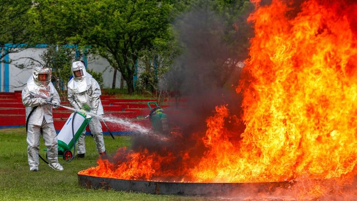 Potret Simulasi Padamkan Api Peringati Pencegahan Bencana Nasional di China Dalam memperingati Hari Pencegahan dan Pengurangan Bencana Nasional di China, Para anggota
