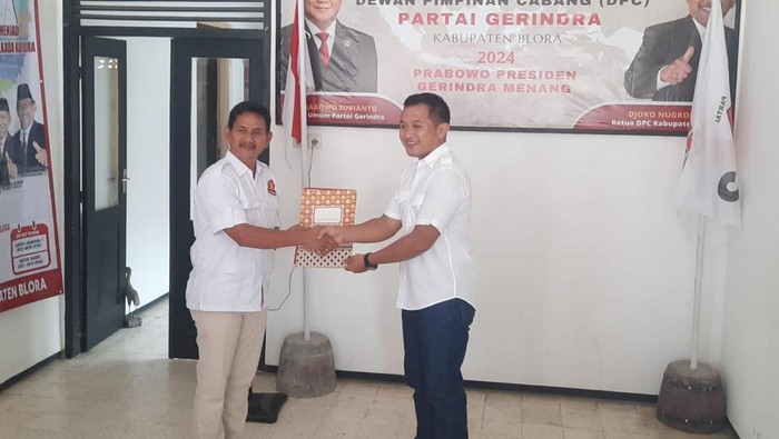 Prayogo Nugroho alias Yoyok (kanan), anak dari Ketua DPC Gerindra Blora Joko Nugroho, menyerahkan berkas formulir penjaringan Pilkada 2024 ke DPC Gerindra Blora.