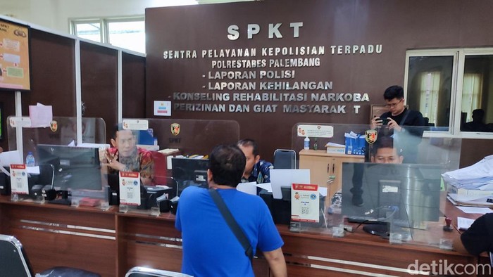 Pria di Palembang melaporkan kasus penipuan yang dialaminya kepada polisi