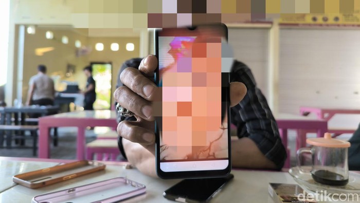 Pria Surabaya menunjukan video syur istrinya kepada detikJatim